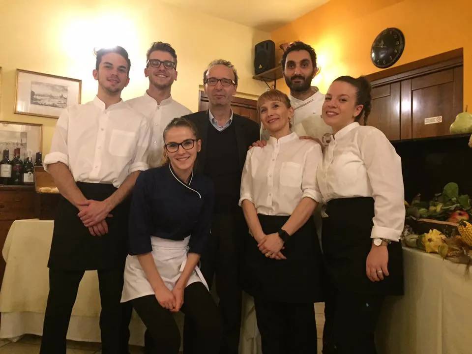 Staff ristorante con Roberto Benigni