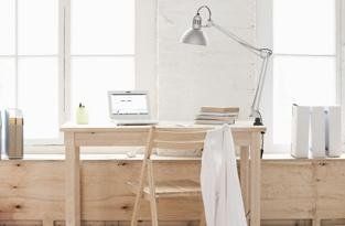 studio con scrivania in legno