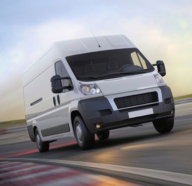 Furgone di color rosso marca Iveco Daily