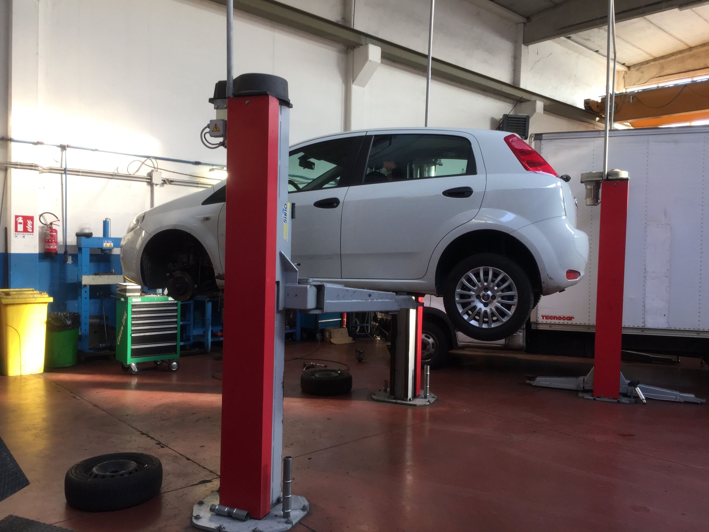 Vettura di color grigio metallizzato scuro marca Audi sul ponte sollevatore