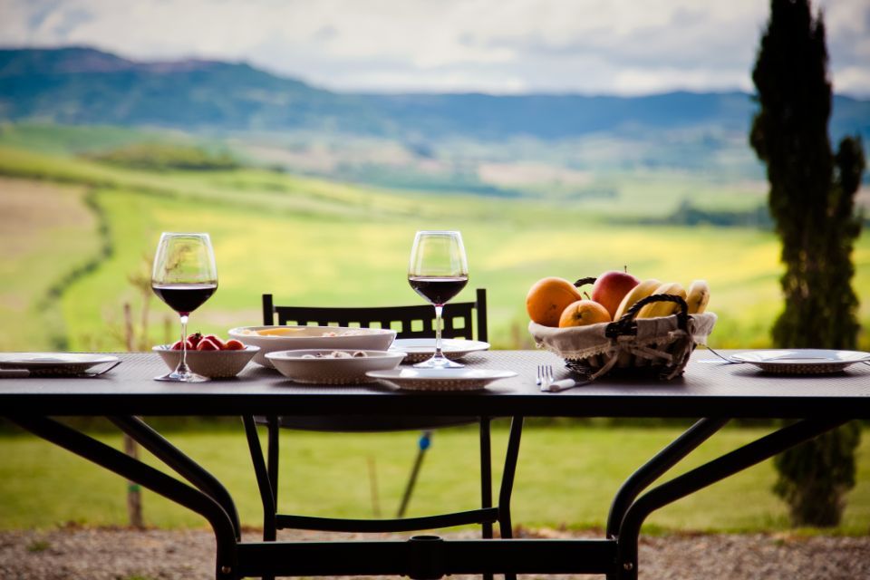 Pranzo servito nel giardino di un agriturismo
