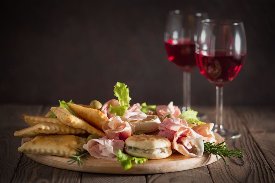 Tagliere di antipasti con vino rosso