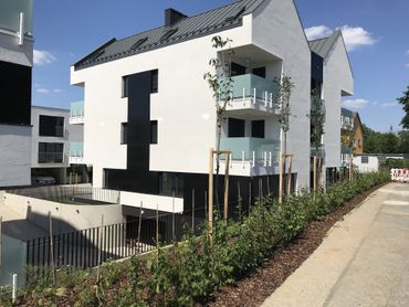 Ein weißes Gebäude mit dem Buchstaben i darauf
