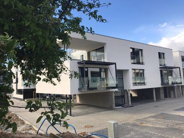 Ein großes weißes Gebäude mit vielen Fenstern und Balkonen
