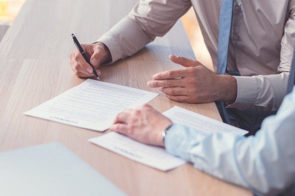 avvocato firma un documento