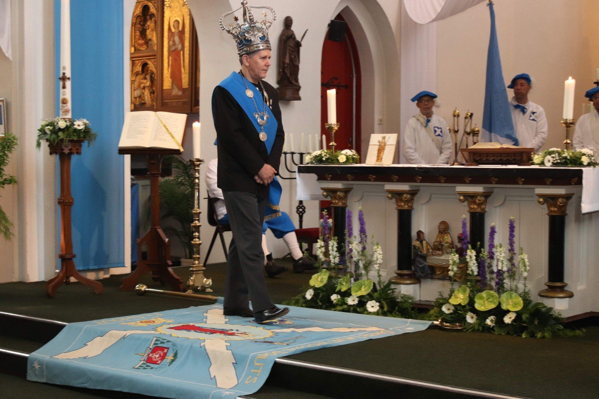 Koning OLV Schuts Elshout loopt over Vaandel