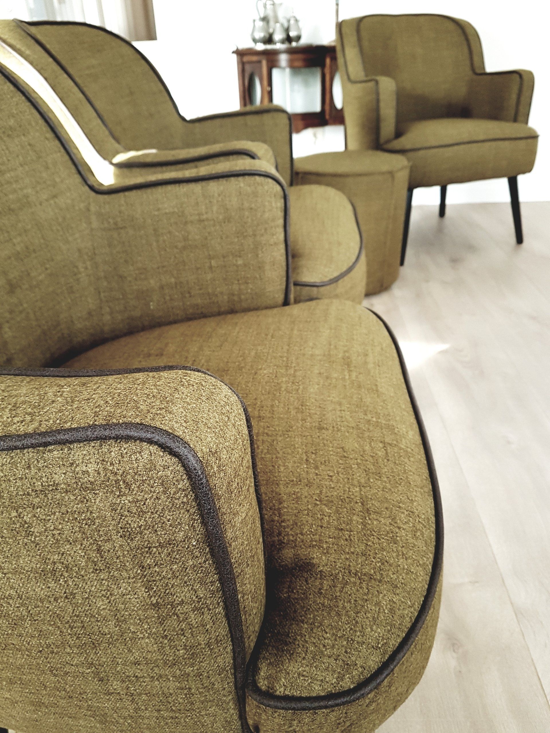 Fauteuil in groene stof met bies contrast kleur