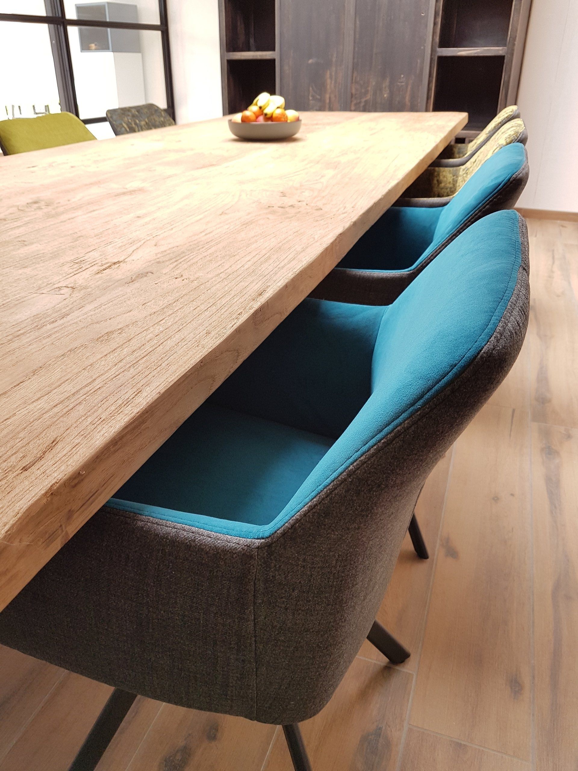 Eetkamerstoelen met armleuning  en zwarte metalen poten, in blauw velours bekleding