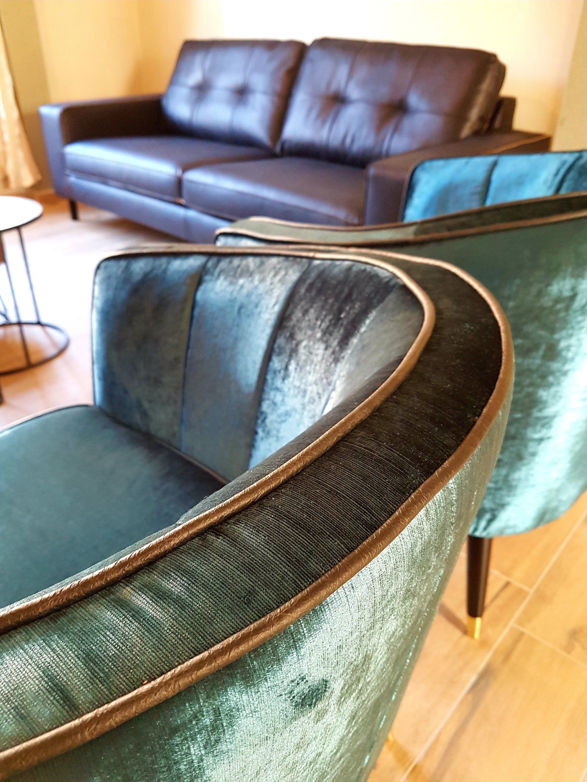 Fauteuil in glanzende stof met bies contrast kleur