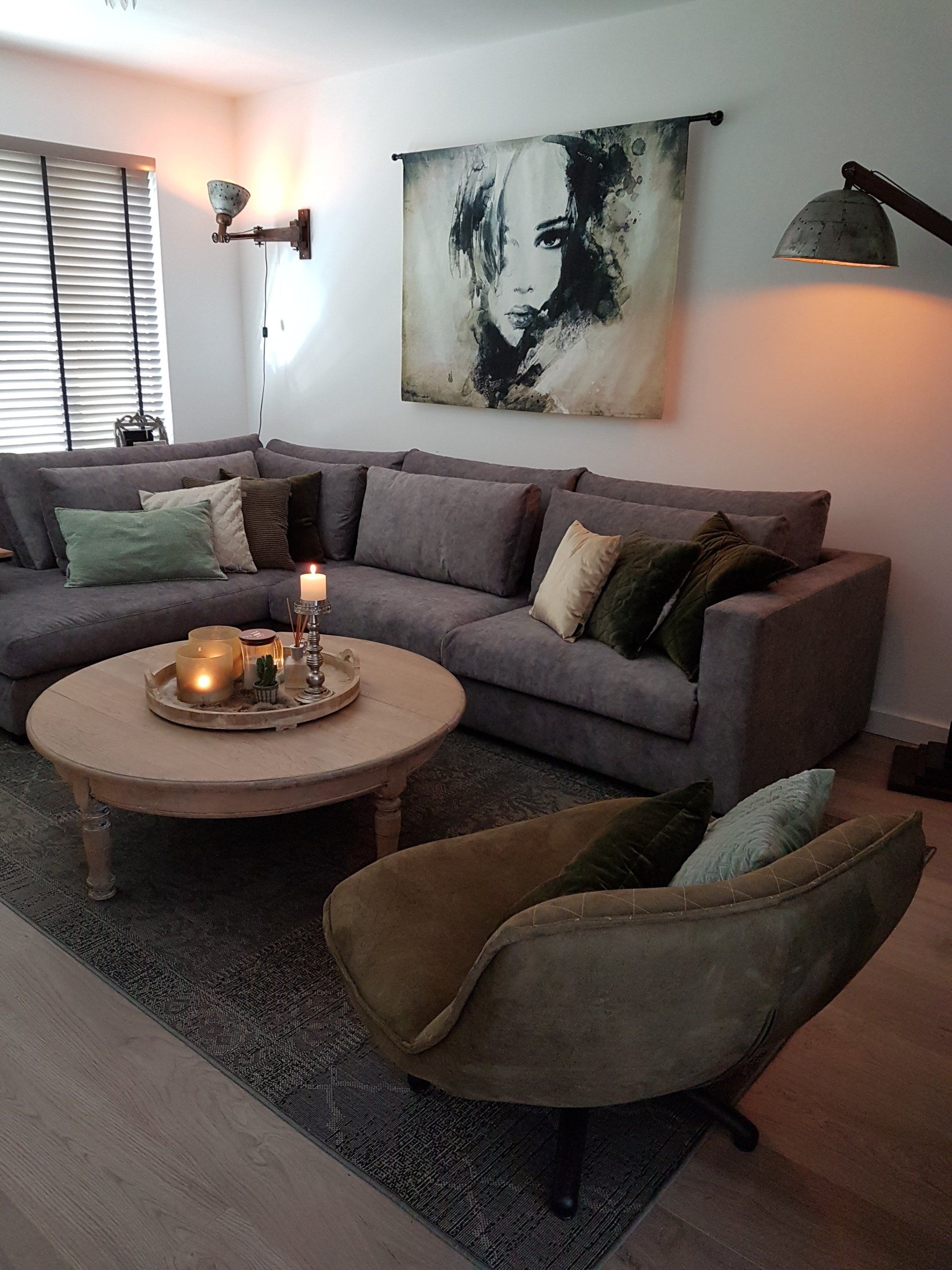 Zachte loungebank met lende kussens en grijze bekleding