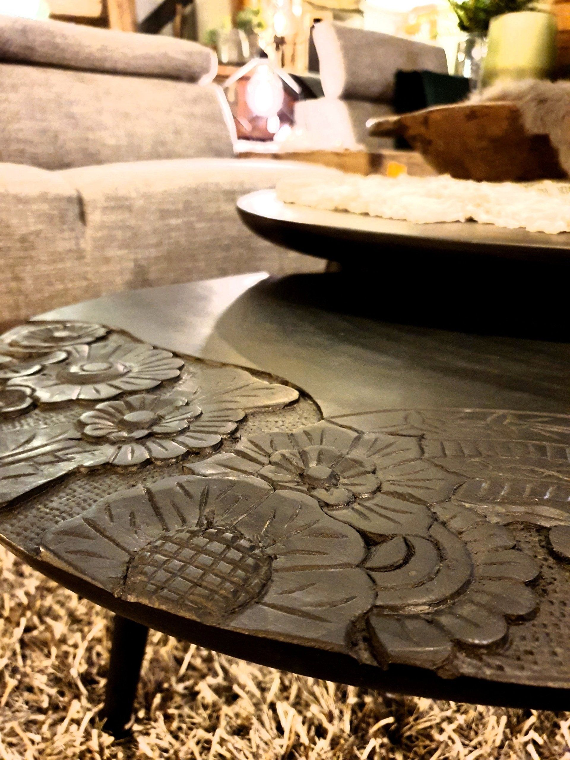 Set van 2 salontafels, zwart hout met houtsnijwerk bloemen
