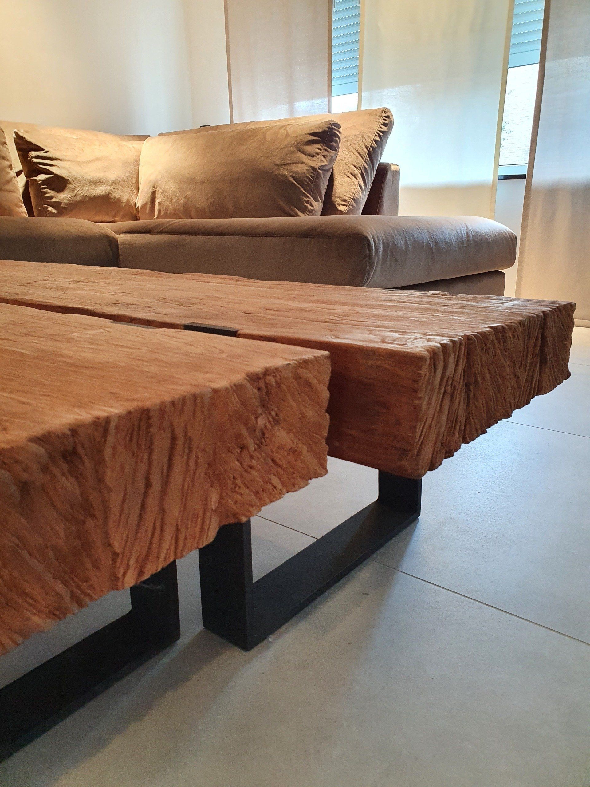 Salontafel balk massief teak hout, poot metaal zwart