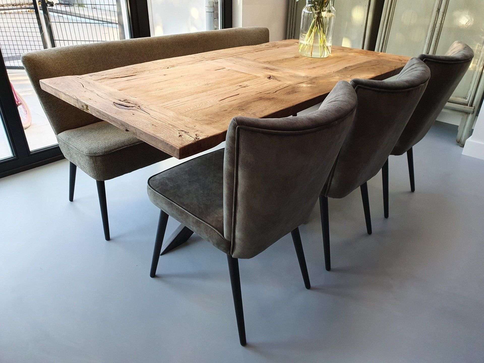 Eetkamerstoelen en eetbank met taupe bekleding, poten zwart hout