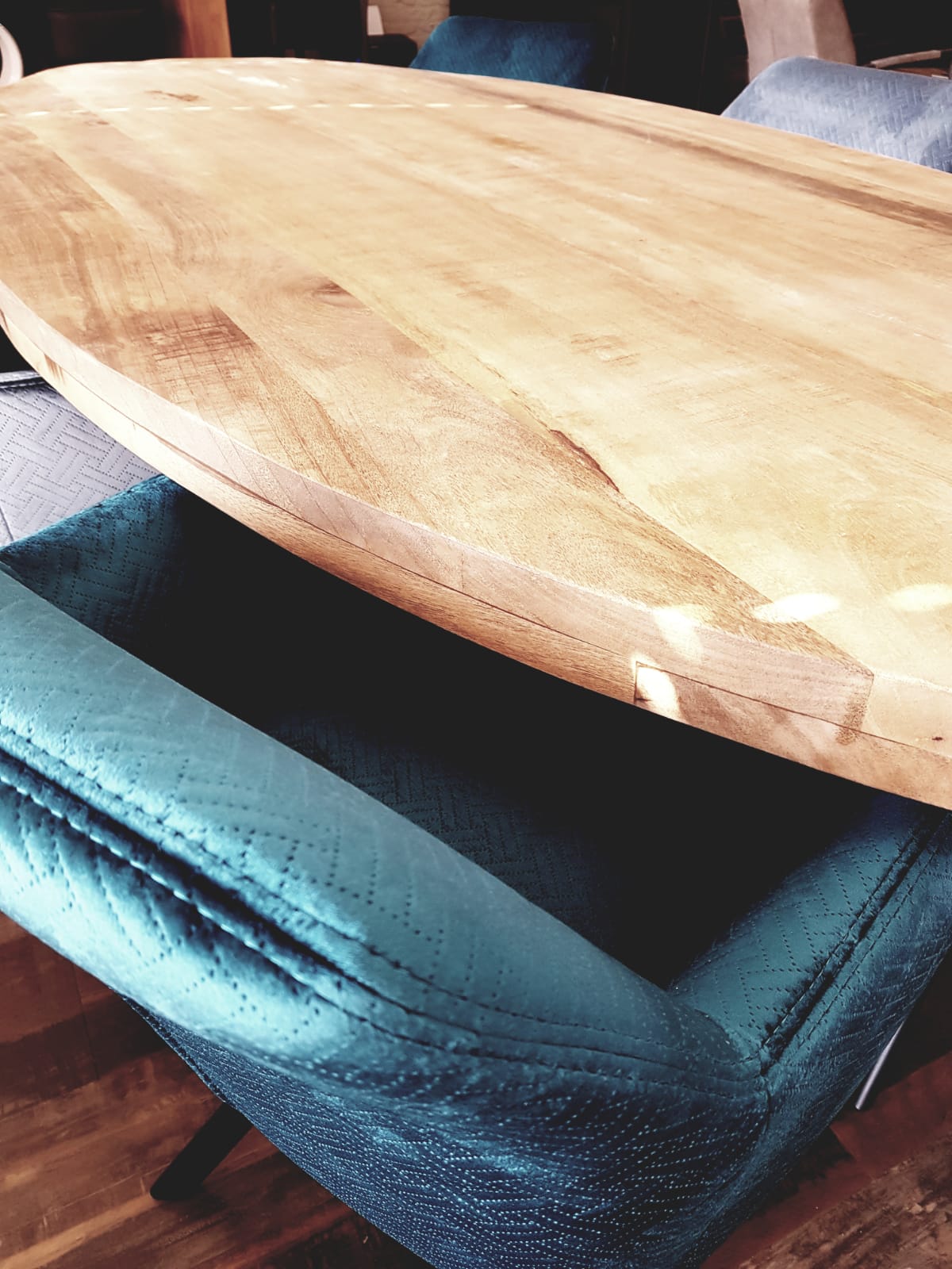 Eetkamerstoelen met armleuning  en zwarte metalen poten, in blauw velours bekleding