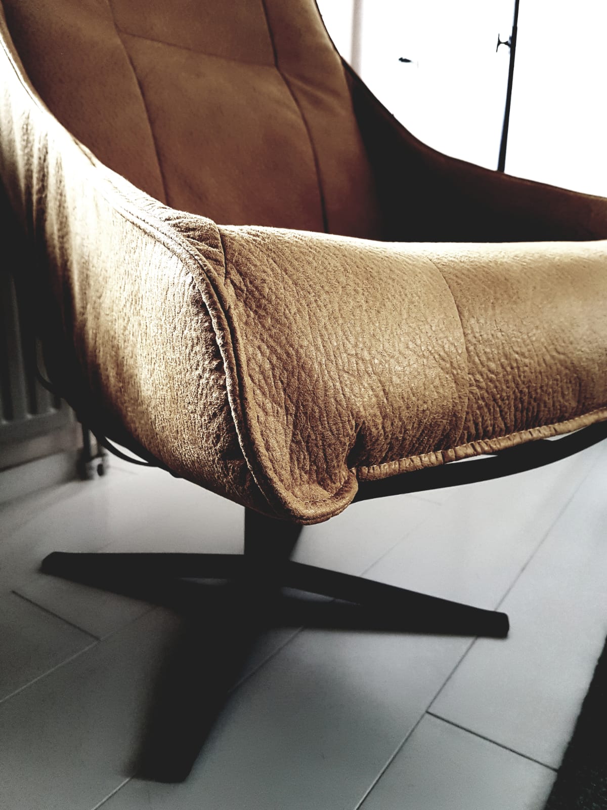 Draaifauteuil in cognac leer met metalen poot