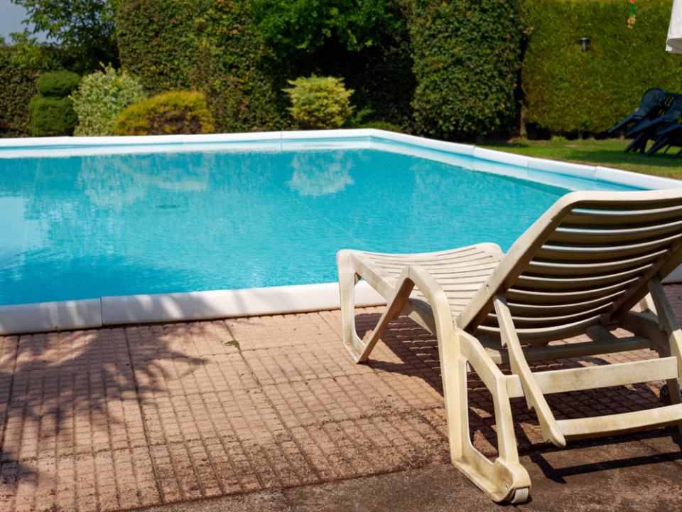 Sdraio e piscina