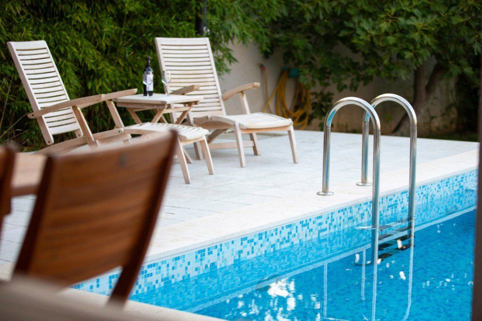 Sdraio a bordo piscina