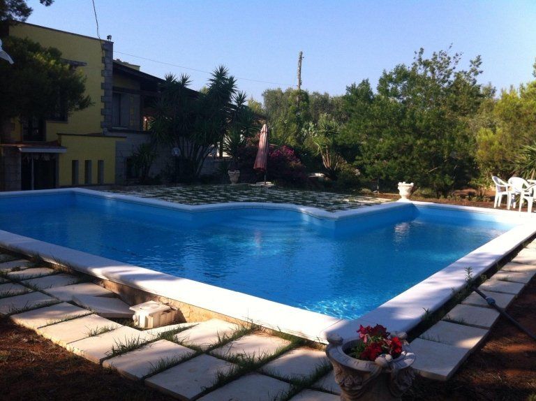 Piscina con lettini