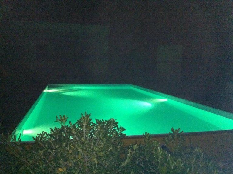 Piscina con luci