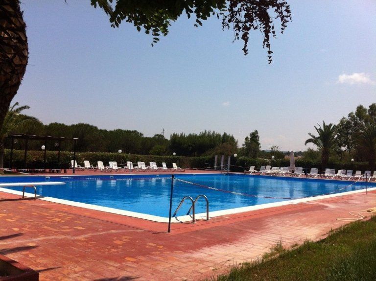 Piscina con sdraio