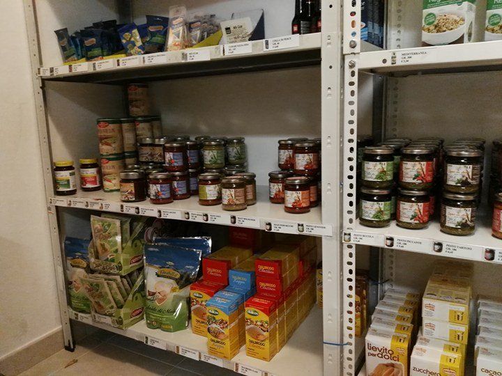 scaffali con prodotti per intolleranze alimentari