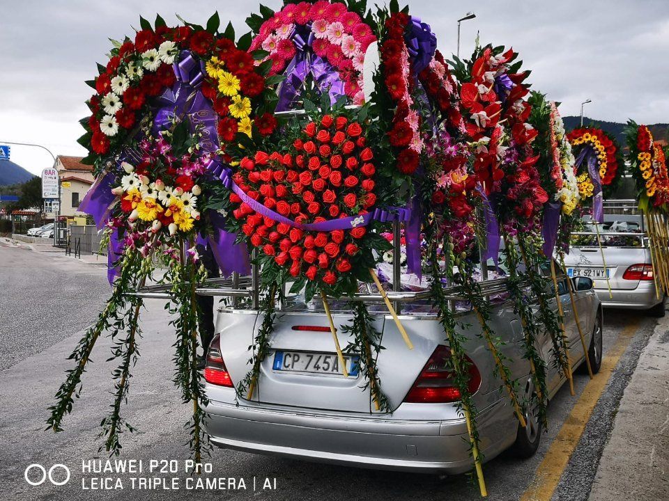 carro funebre con fiori