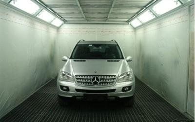 SUV Mercedes-Benz color argento all'interno di un tunnel di lavaggio auto.