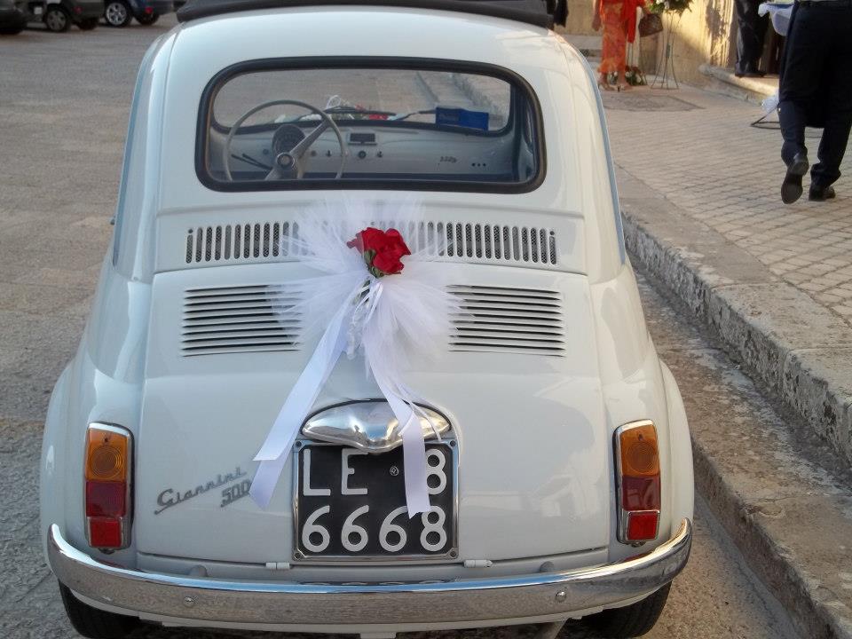 auto con addobbo floreale