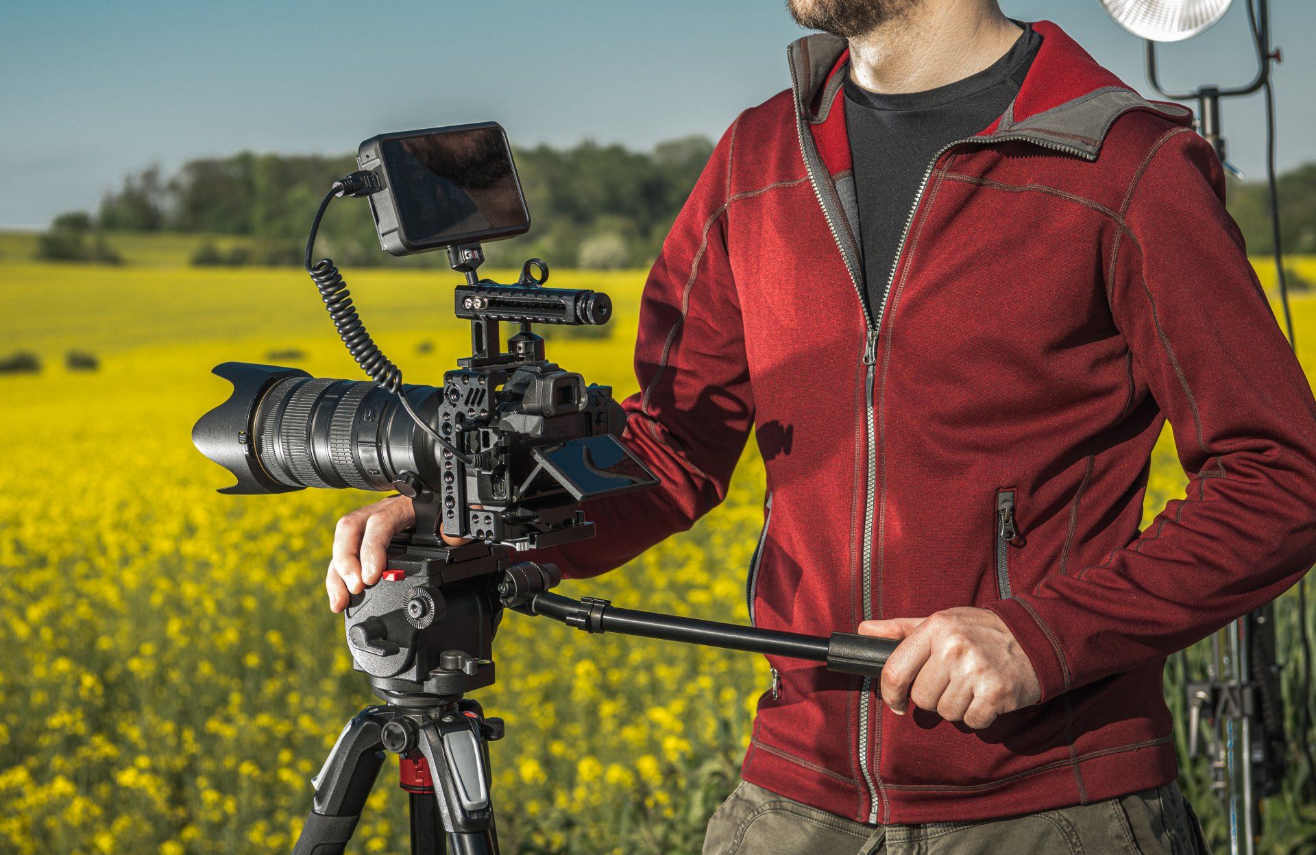 Een videograaf die op een bruiloft een trouwfilm aan het maken is