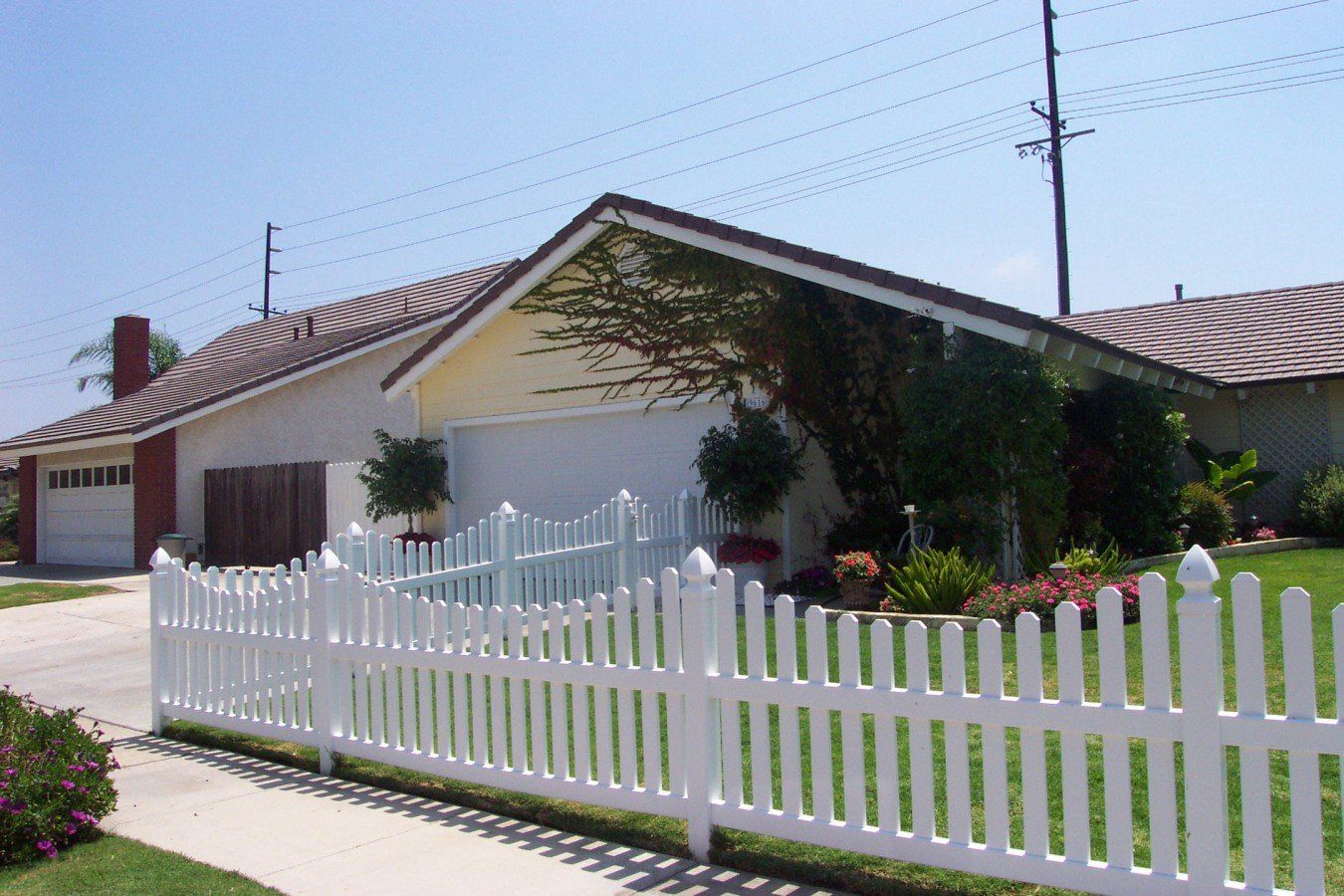 white picket vinyl fence