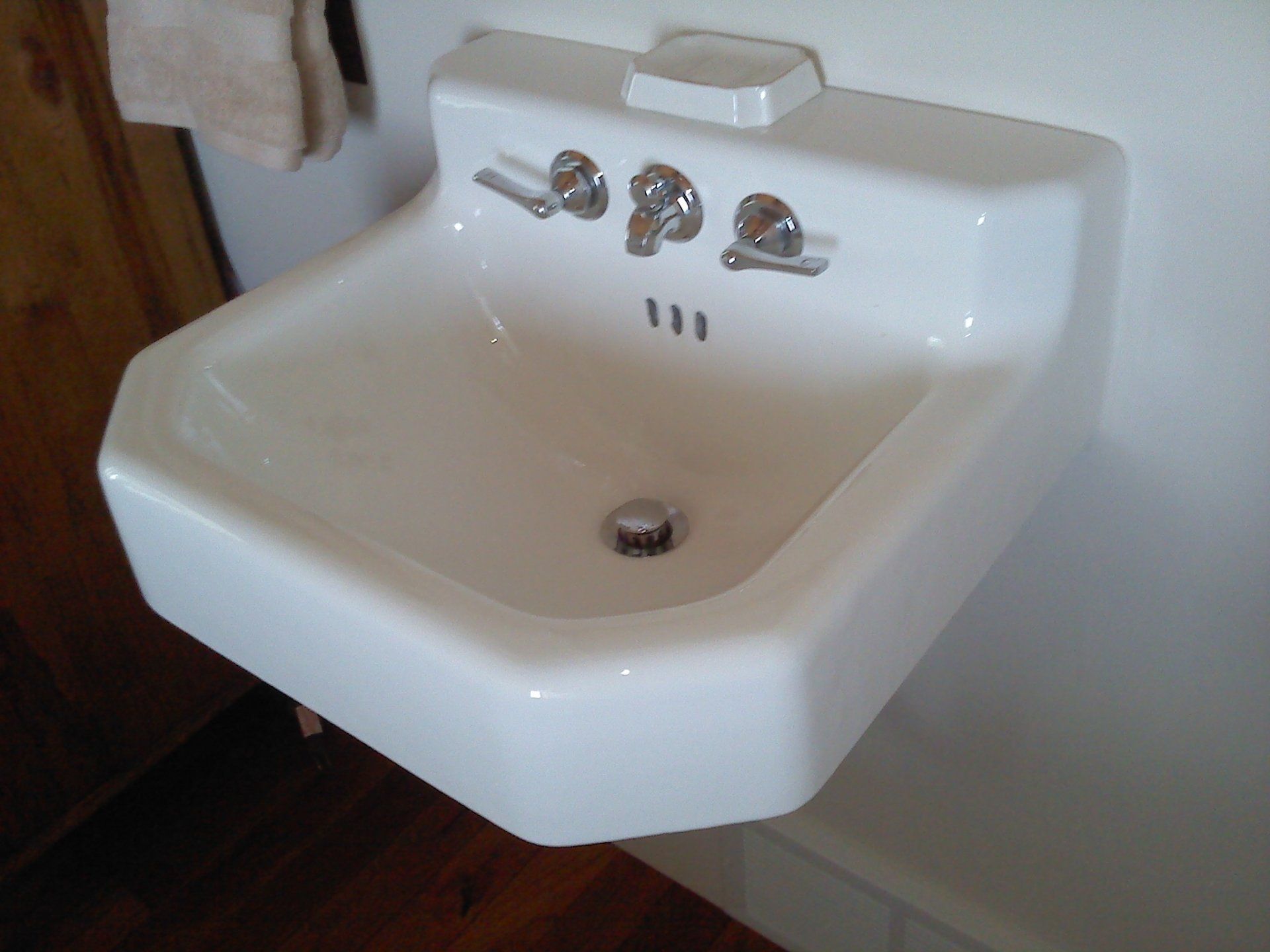 image-27645-wall sink.jpg?1433015692652