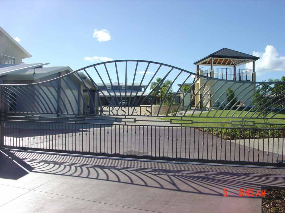 Curved gate — Gates Darwin in Pinelands, NT