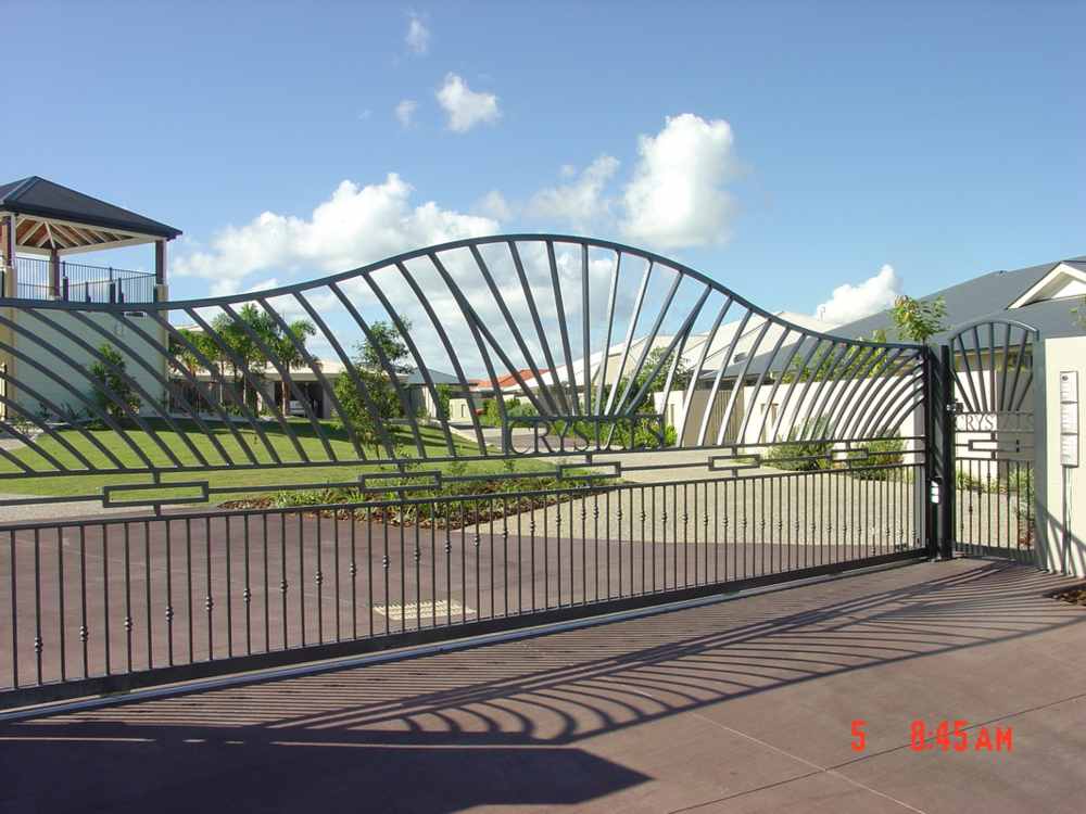 Curved gate 2 — Gates Darwin in Pinelands, NT
