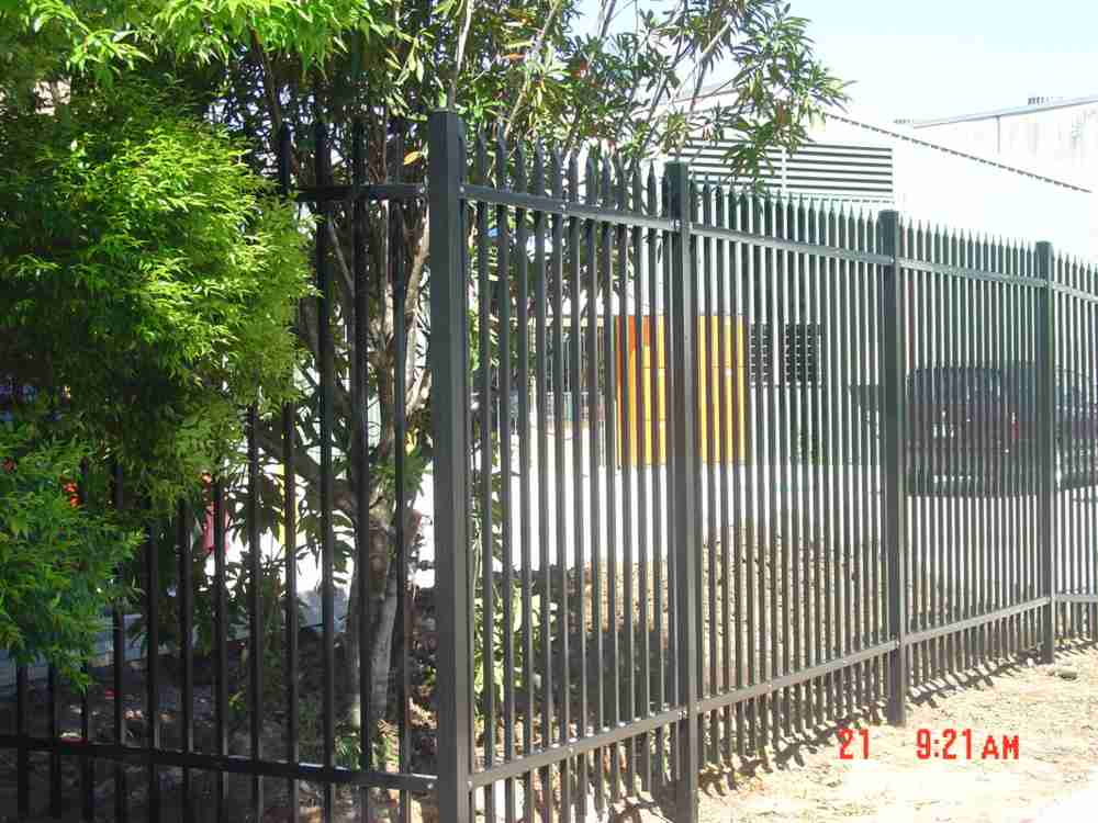 High fence — Gates Darwin in Pinelands, NT