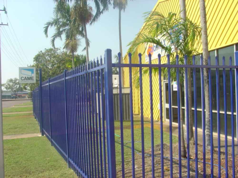 Blue fence house — Gates Darwin in Pinelands, NT