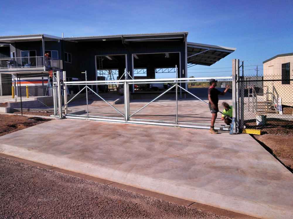 White gate — Gates Darwin in Pinelands, NT