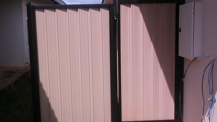 Pink louvre — Gates Darwin in Pinelands, NT