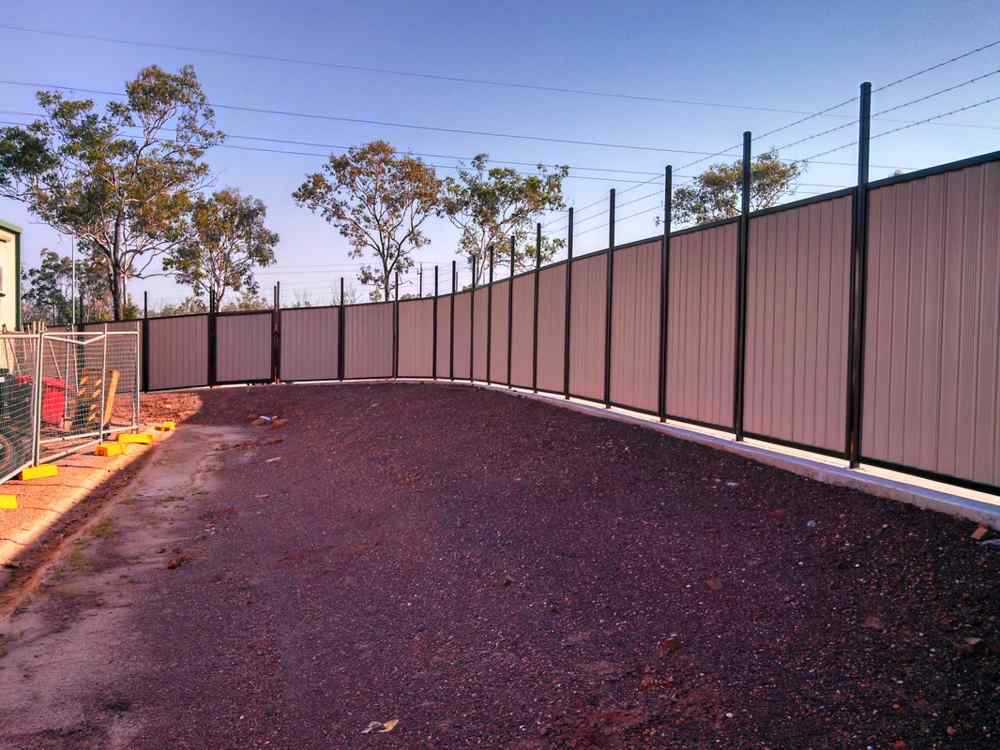 Long fences — Gates Darwin in Pinelands, NT