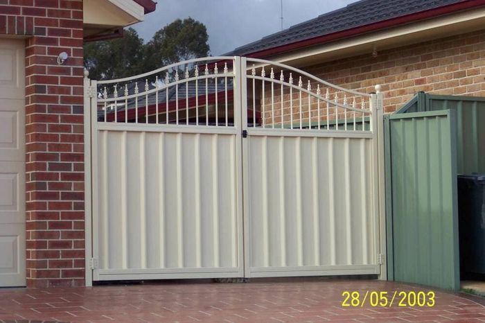 White curved gate — Gates Darwin in Pinelands, NT