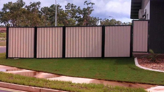 White louvres fence — Gates Darwin in Pinelands, NT