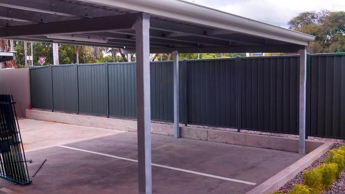 Black slats — Gates Darwin in Pinelands, NT