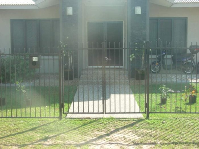 Garden with fence — Gates Darwin in Pinelands, NT