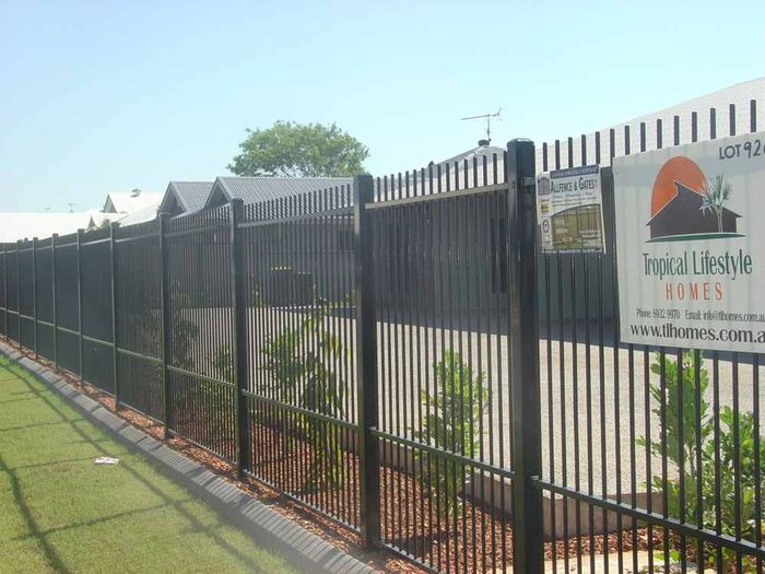 High fence — Gates Darwin in Pinelands, NT