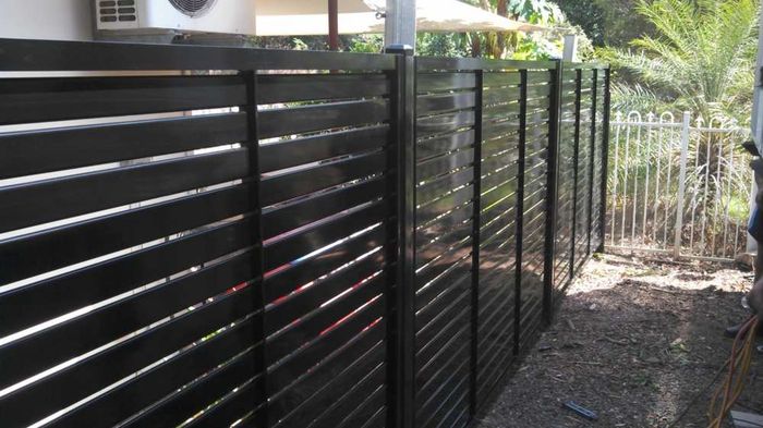 Long black slats — Gates Darwin in Pinelands, NT