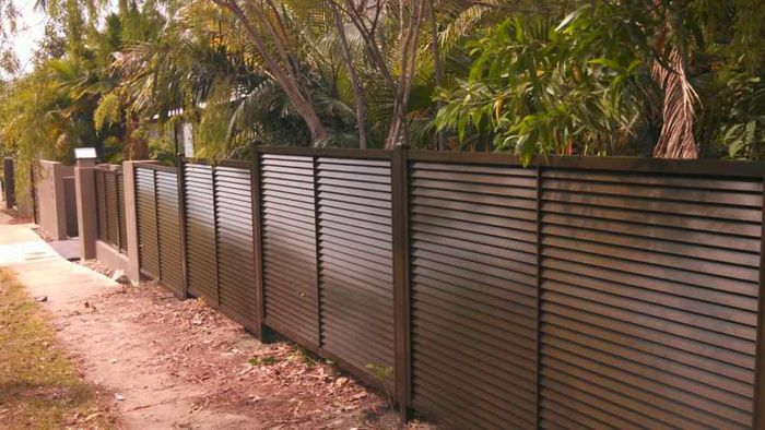 Long black fence — Gates Darwin in Pinelands, NT
