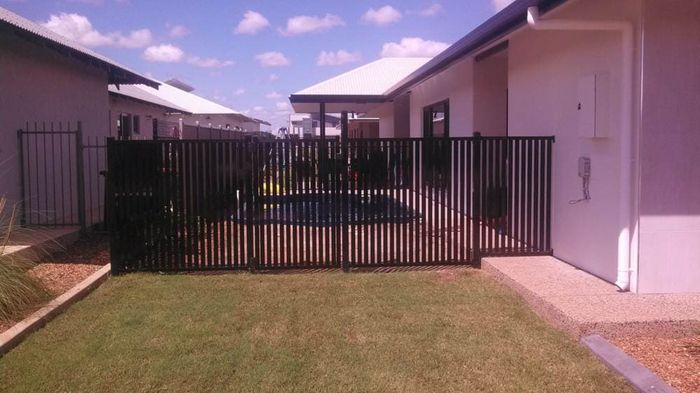 Black gate — Gates Darwin in Pinelands, NT