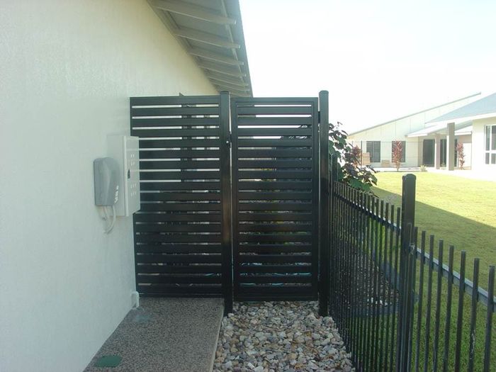 Black slats — Gates Darwin in Pinelands, NT