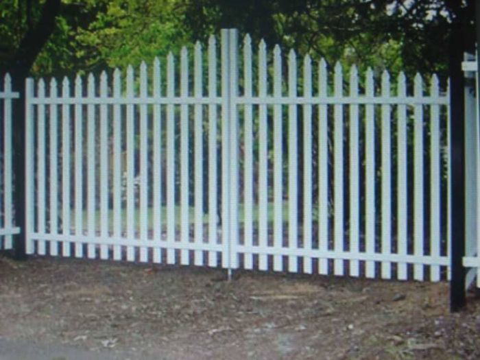 White gate — Gates Darwin in Pinelands, NT