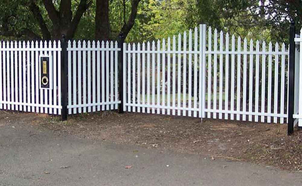 Gate with fence — Gates Darwin in Pinelands, NT