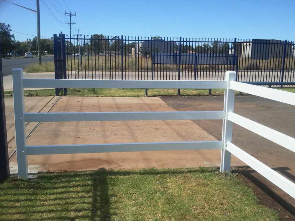 White farm fence — Gates Darwin in Pinelands, NT